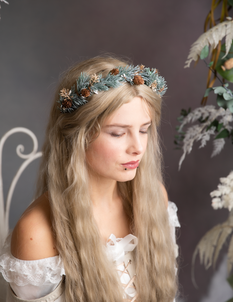 Winter flower half wreath with pine cones