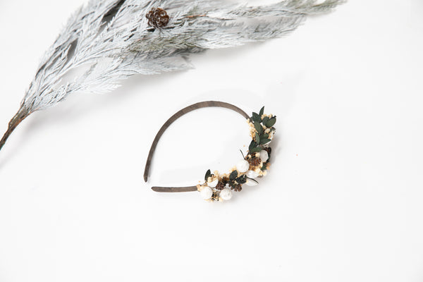 Winter flower headband with pine cones
