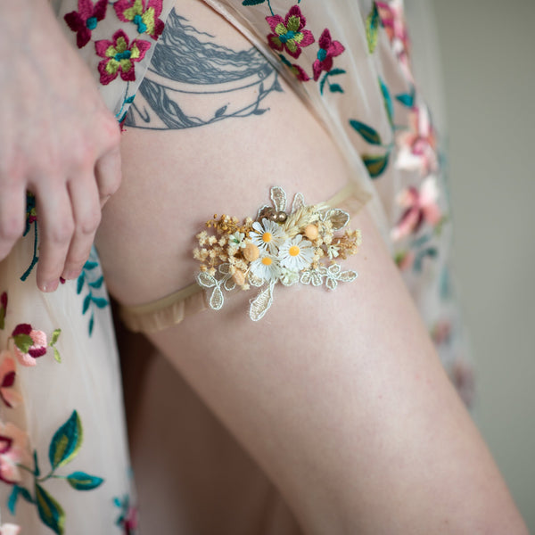 Ivory Daisy flower garter