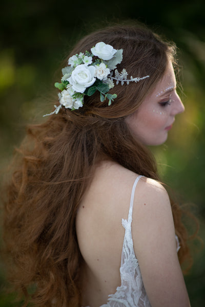 Romantic flower hair comb Boho ivory and green headpiece Roses wedding hair comb Bridal hair custom accessories Magaela White flower comb