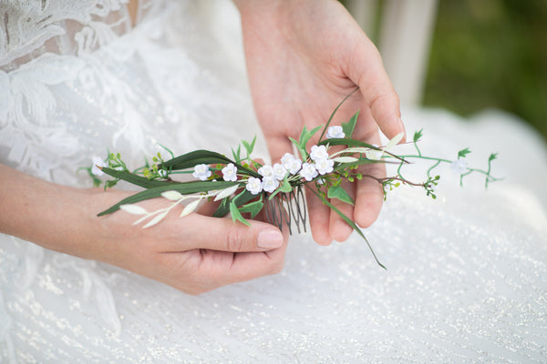 Green and white flower hair comb Minimalist flowers Natural wild looking greenery comb Hair jewellery Romantic flower comb Magaela handmade