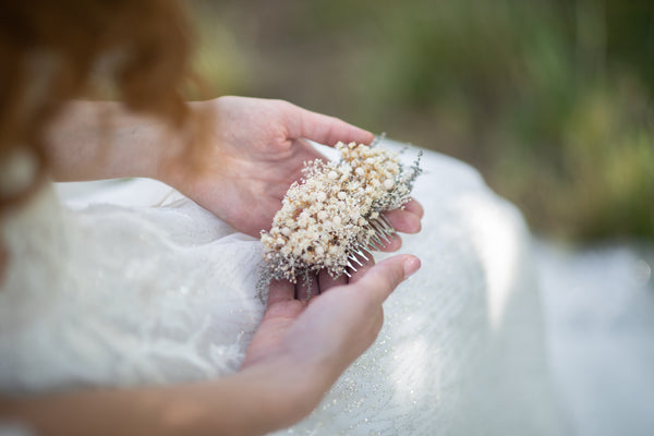 Natural ivory flower comb Preserved baby's breath bridal comb Beige wedding accessories Dried flowers Magaela Bridal hair flowers