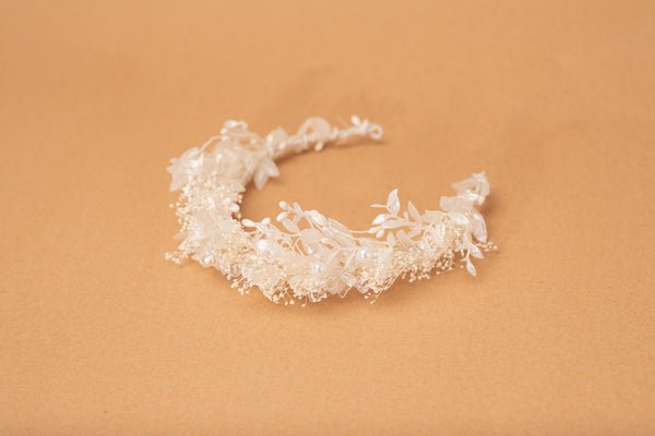 White flower crown for bride Crystal crown Pearls Dried flowers Wedding tiara Flower headpiece with white leaves Ivory Magaela Handmade