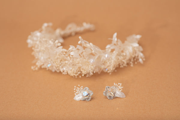 White flower crown for bride Crystal crown Pearls Dried flowers Wedding tiara Flower headpiece with white leaves Ivory Magaela Handmade