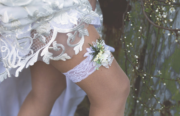 Wedding Garter Romantic white garter Wedding accessories Flower Garter for bride Greenery garter Wedding garter Bridal floral garter