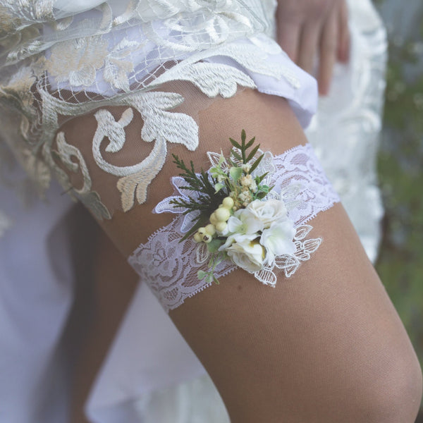 Wedding Garter Romantic white garter Wedding accessories Flower Garter for bride Greenery garter Wedding garter Bridal floral garter