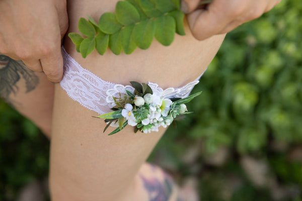 Greenery wedding Garter Wedding accessories Flower Garter for bride White and green garter Wedding garter Bridal floral garter Magaela