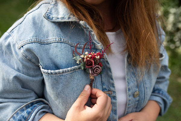 Wedding boutonniere Burgundy flower boutonniere Dusty heather purple boutonniere Wedding accessories Red wine wedding Bridal inspiration