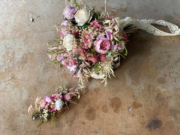 Pink flower hair comb Bridal floral blush hair comb Flower piece Dusty pink Pale pink Magaela Wedding accessories Handmade Romantic Haarkaam