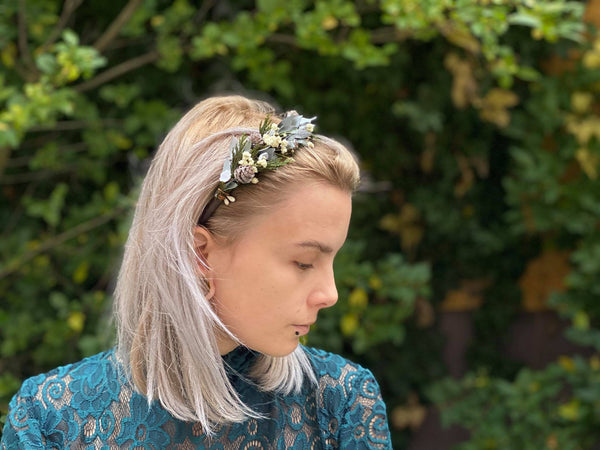 Winter flower headband Magaela accessories Bridal hairband with pine cones Christmas headpiece Hochzeit Green flower headband Baby's breath