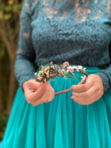 Winter flower headband Magaela accessories Bridal hairband with pine cones Christmas headpiece Hochzeit Green flower headband Baby's breath