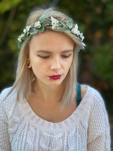 Winter half wreath Mistletoe half wreath Flower crown with Christmas mistletoe Wreath for bride Christmas wreath Magaela Green and white