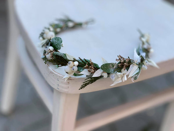 Winter half wreath Mistletoe half wreath Flower crown with Christmas mistletoe Wreath for bride Christmas wreath Magaela Green and white