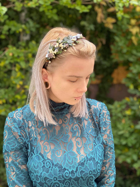 Winter flower headband Magaela accessories Bridal hairband with pine cones Christmas headpiece Hochzeit Green flower headband Baby's breath