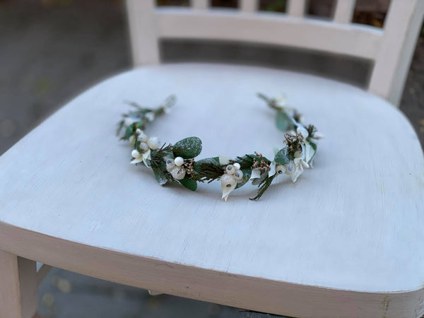 Winter half wreath Mistletoe half wreath Flower crown with Christmas mistletoe Wreath for bride Christmas wreath Magaela Green and white