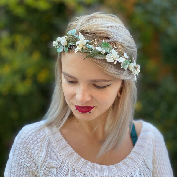 Winter half wreath Mistletoe half wreath Flower crown with Christmas mistletoe Wreath for bride Christmas wreath Magaela Green and white