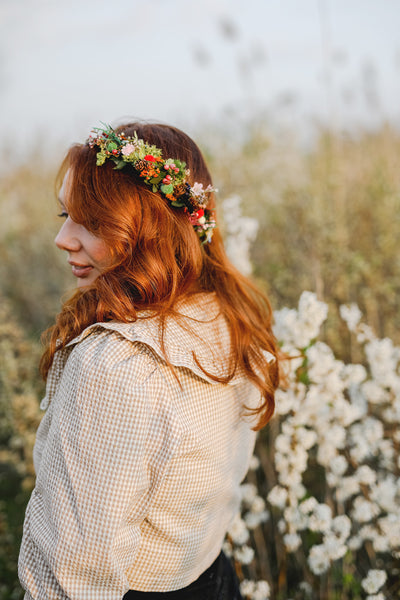 Woodland flower hair wreath Bridal hair crown Forest wedding headpiece Pine cones head wreath Hair flowers Hair crown inspiration Magaela