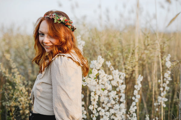 Woodland flower hair wreath Bridal hair crown Forest wedding headpiece Pine cones head wreath Hair flowers Hair crown inspiration Magaela