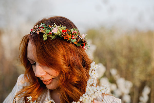 Woodland flower hair wreath Bridal hair crown Forest wedding headpiece Pine cones head wreath Hair flowers Hair crown inspiration Magaela