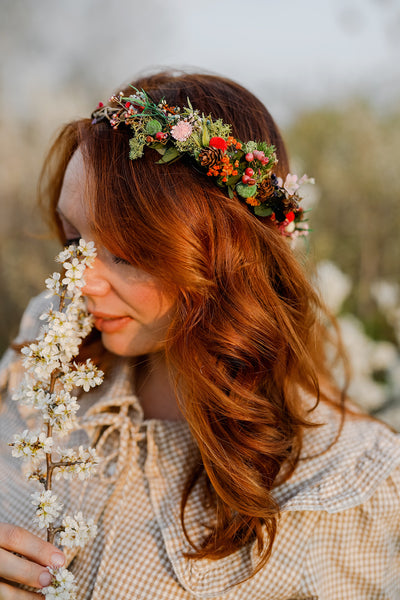 Woodland flower hair wreath Bridal hair crown Forest wedding headpiece Pine cones head wreath Hair flowers Hair crown inspiration Magaela