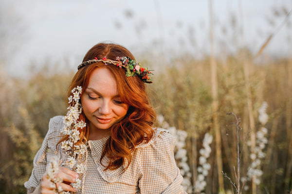 Woodland flower hair wreath Bridal hair crown Forest wedding headpiece Pine cones head wreath Hair flowers Hair crown inspiration Magaela