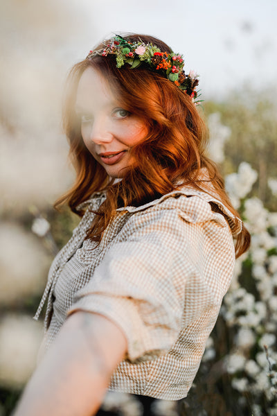 Woodland flower hair wreath Bridal hair crown Forest wedding headpiece Pine cones head wreath Hair flowers Hair crown inspiration Magaela
