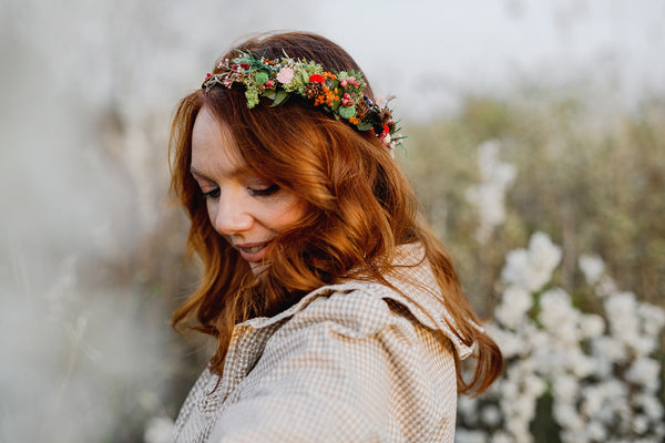 Woodland flower hair wreath Bridal hair crown Forest wedding headpiece Pine cones head wreath Hair flowers Hair crown inspiration Magaela