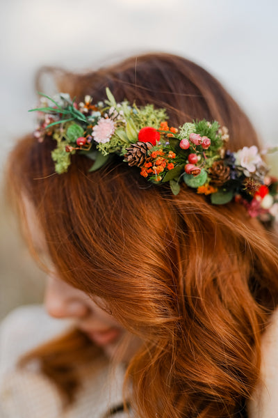 Woodland flower hair wreath Bridal hair crown Forest wedding headpiece Pine cones head wreath Hair flowers Hair crown inspiration Magaela