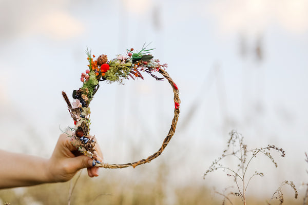 Woodland flower hair wreath Bridal hair crown Forest wedding headpiece Pine cones head wreath Hair flowers Hair crown inspiration Magaela