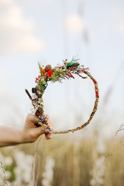 Woodland flower hair wreath Bridal hair crown Forest wedding headpiece Pine cones head wreath Hair flowers Hair crown inspiration Magaela