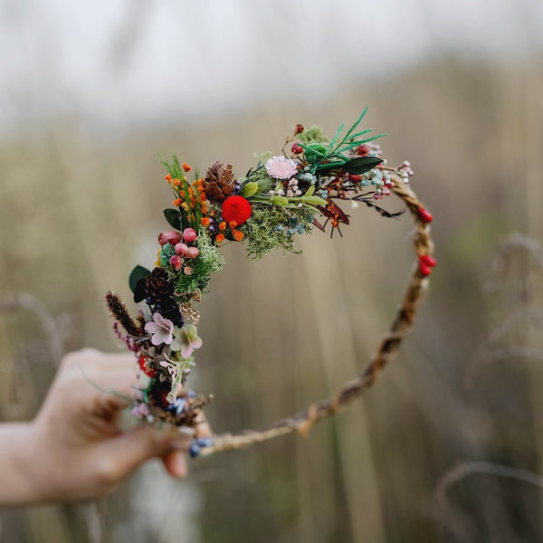 Woodland flower hair wreath Bridal hair crown Forest wedding headpiece Pine cones head wreath Hair flowers Hair crown inspiration Magaela