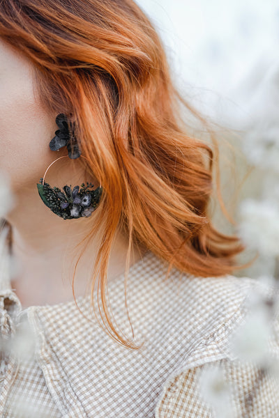 Black flower circle earrings