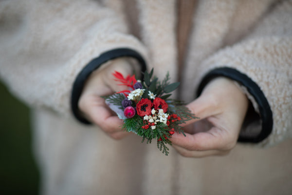Christmas flower brooch Winter brooch with berries and poppy flowers Wedding brooch for coat Magaela Customisable brooch Woodland