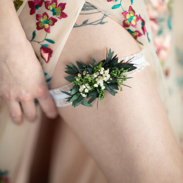 Greenery and baby's breath wedding flower garter