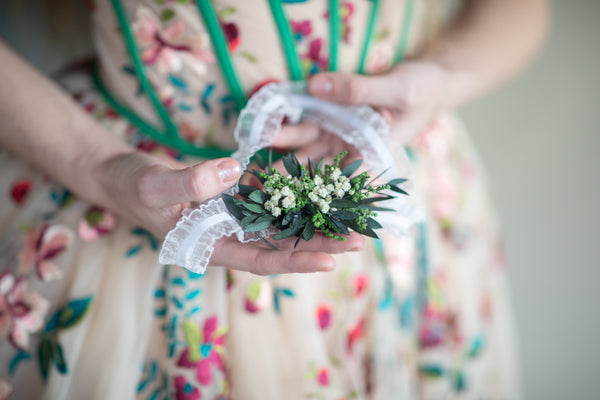 Greenery and baby's breath wedding flower garter