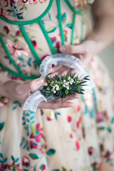 Greenery and baby's breath wedding flower garter