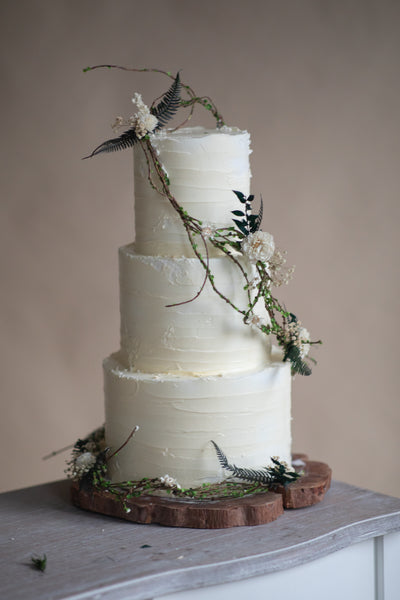 Flower garland for wedding cake