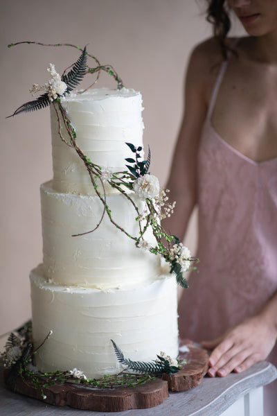 Flower garland for wedding cake