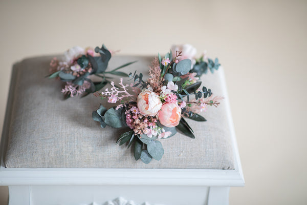 Flower cake toppers with peonies