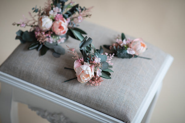 Flower cake toppers with peonies