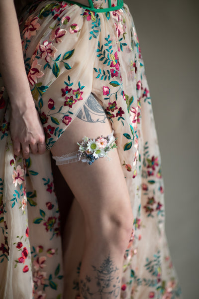 Daisy and blueberry wedding garter