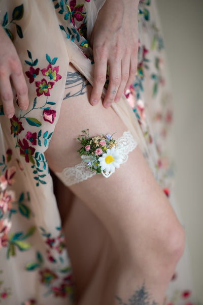 Meadow daisy bridal garter