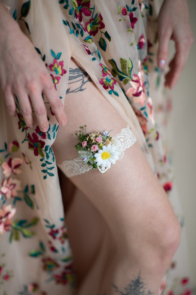 Meadow daisy bridal garter