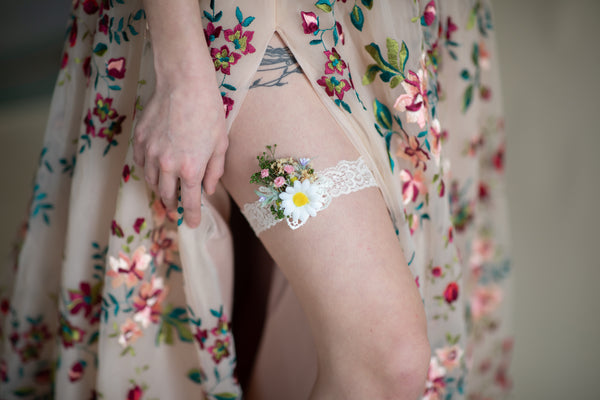 Meadow daisy bridal garter