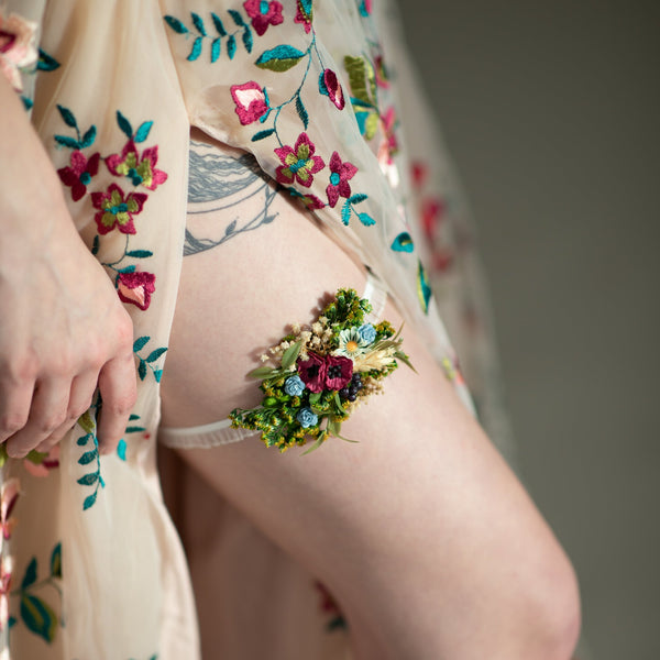 Folk meadow flower garter