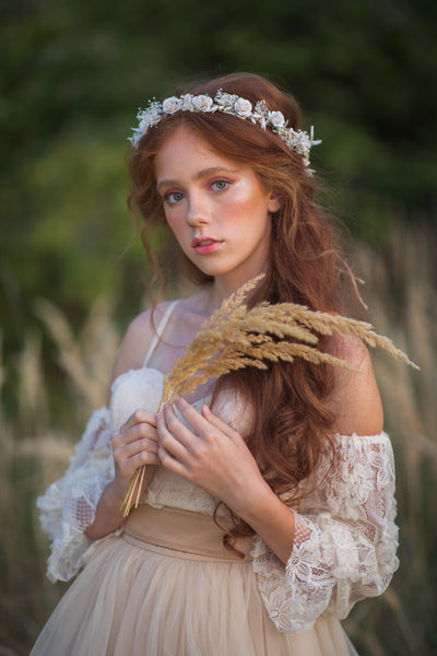 Romantic bridal hair crown Wedding jewellery White roses hair wreath Flower headpiece Customisable Bride to be Magaela Hair flower halo