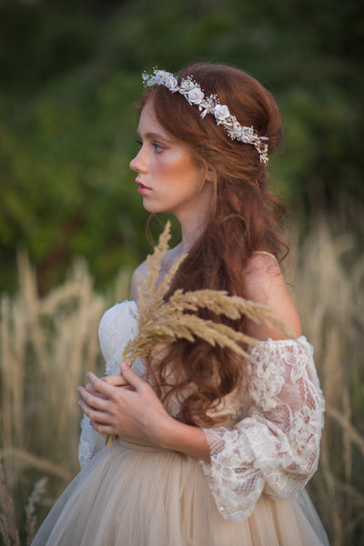 Romantic bridal hair crown Wedding jewellery White roses hair wreath Flower headpiece Customisable Bride to be Magaela Hair flower halo