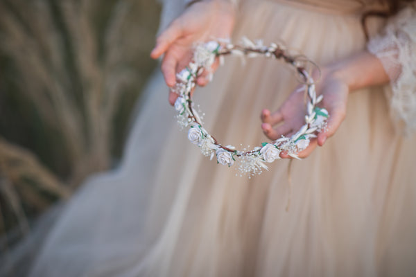 Romantic bridal hair crown Wedding jewellery White roses hair wreath Flower headpiece Customisable Bride to be Magaela Hair flower halo