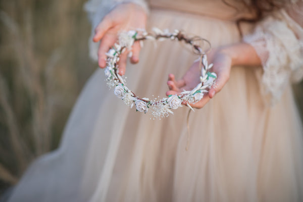 Romantic bridal hair crown Wedding jewellery White roses hair wreath Flower headpiece Customisable Bride to be Magaela Hair flower halo
