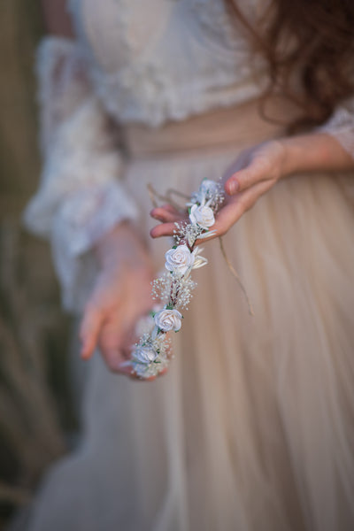 Romantic bridal hair crown Wedding jewellery White roses hair wreath Flower headpiece Customisable Bride to be Magaela Hair flower halo